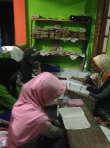 Women reading the Quran for Taraweh