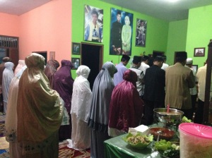 People praying at Ibu Is'  house
